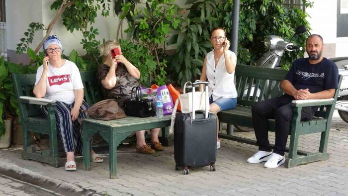 Adana’da Deprem: Kimi Valizini, Kimi Bebeğini Alıp Sokağa Koştu