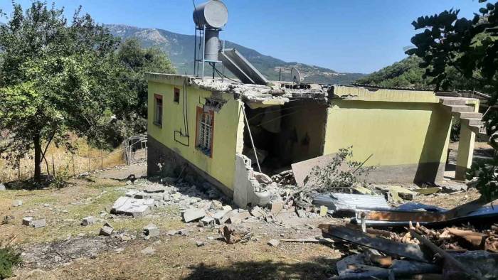 Depremde Dağdan Kopan Devasa Kaya Evin İçine Girdi