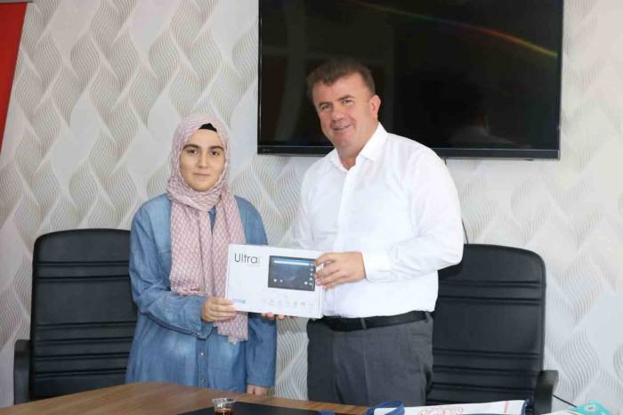 Müdür Aşçı, Yks’de Türkiye Derecesi Yapan Öğrenciyi Tebrik Etti