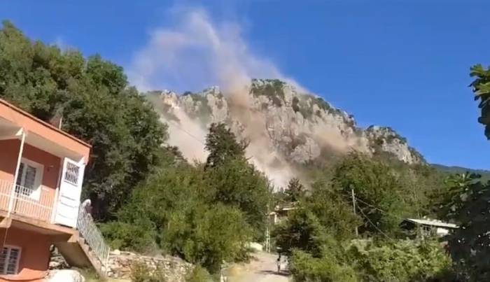 Deprem Anında Dağlardan Dev Kayalar Koptu