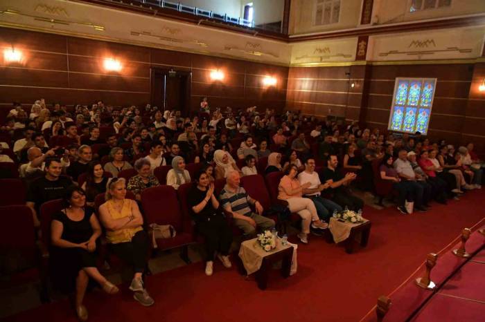 Mamak’ta “geçmiş Zaman Olur Ki” Tiyatro Oyunu Sahnelendi