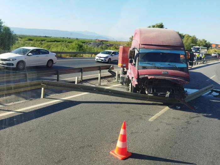 Tır Refüje Çarpıp, Karşı Şeride Geçti: 1 Yaralı