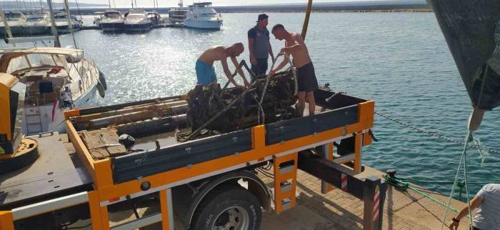 Edremit Körfezi’nde Hayalet Ağlar Temizleniyor