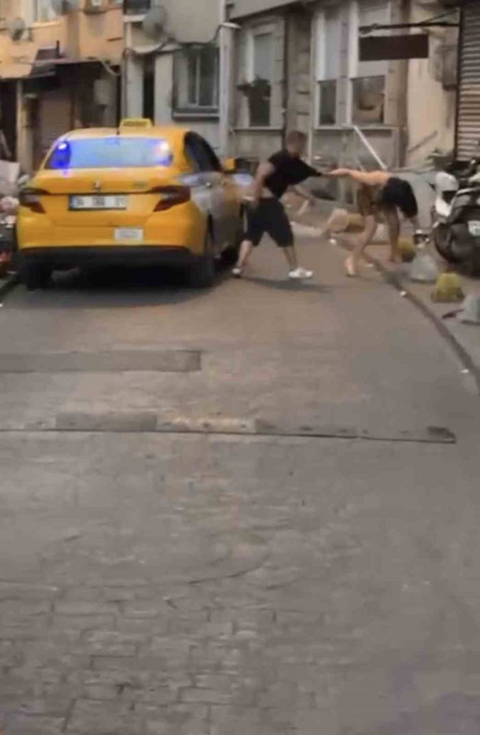 Beyoğlu’nda Kadın Müşterisini Döven Taksici Konuştu: “siz Türkler Köpeksiniz, Hainsiniz, Parayı Bozup Geleceksin”