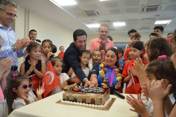 Milli Sporcu Merve Nur Eroğlu, Memleketi Bolu’da Çiçeklerle Karşılandı