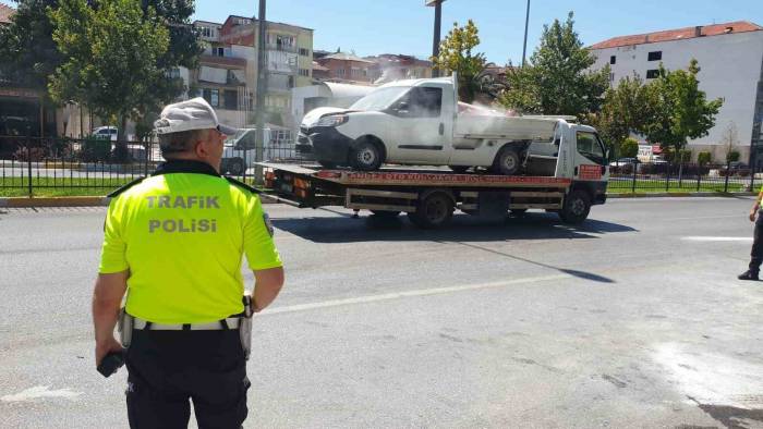Zincirleme Trafik Kazasında 2 Kişi Yaralandı