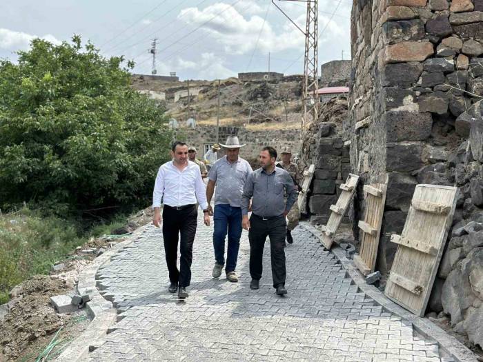 Digor’da Köy Yolları Tek Tek Yapılıyor
