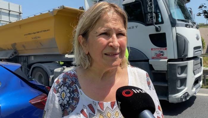 Eyüpsultan’da Hafriyat Kamyonu Otomobile Çarptı: 86 Yaşındaki Kadın Araçta Sıkıştı