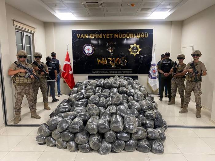 Van’da 2 Ton Esrar Ele Geçirildi