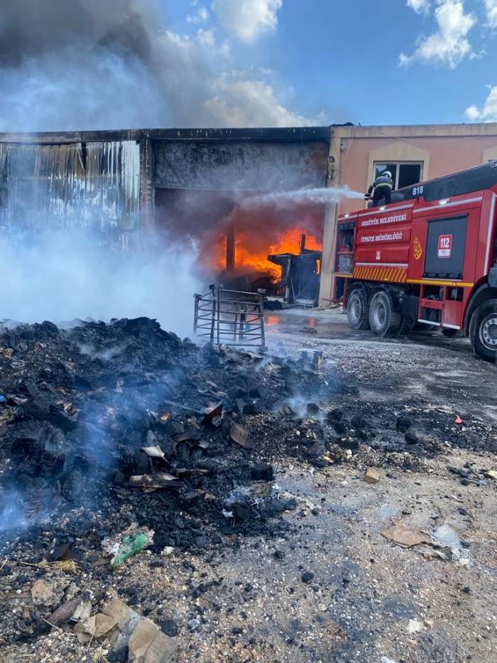 Bozüyüklü İtfaiyeciler İnönü’deki Fabrika Yangına Müdahale Etti