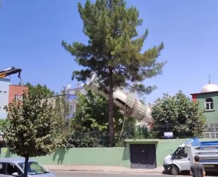 Batman’da Cami Minaresi Kontrollü Olarak Yıkıldı