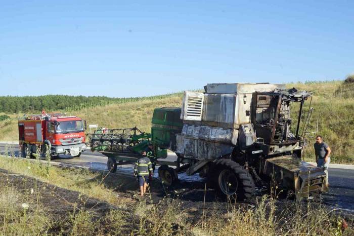 Kastamonu’da Seyir Halindeki Biçer Döver Makinesi Yandı