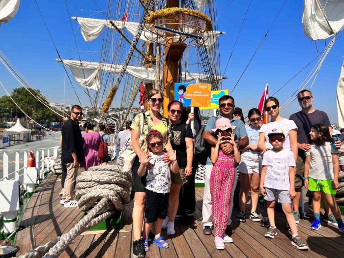 B-kidzanian Üyeleri, Meksika Donanma Gemisini Ziyaret Etti