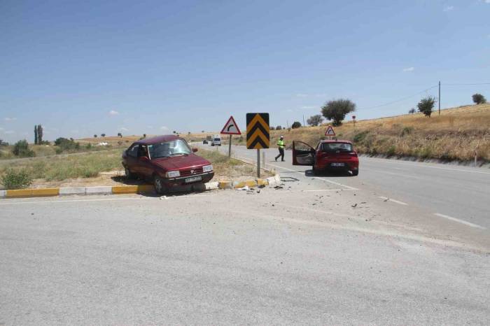 Konya’da 2 Otomobil Çarpıştı: 3 Yaralı
