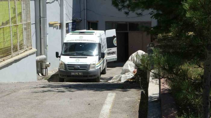 Tartıştığı Eşini 30 Bıçak Darbesiyle Katletti