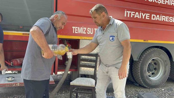 Evi Yanan Vatandaş Yangın Söndürme Ekiplerine Erik Suyu İkram Etti