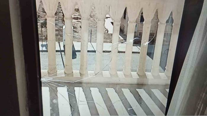 Nusaybin’de 51 Dereceye Dayanamayan Balkonun Camı Çatladı