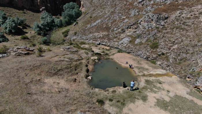 Bu Göle Girenler Hem Serinliyor Hem De Şifa Buluyor