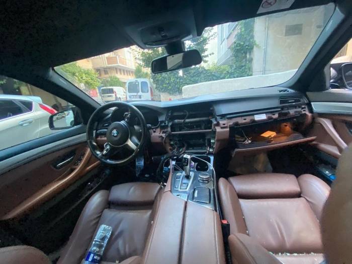 İstanbul’da Oto Teyp Hırsızlığı Kamerada: Camını Kırarak Araca Girdiler