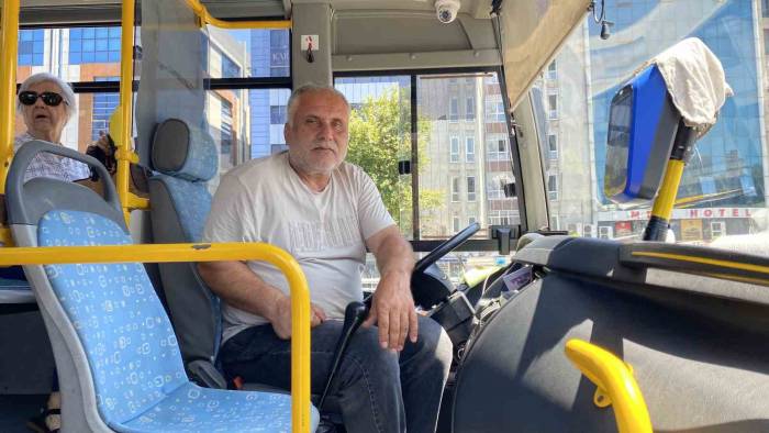 Astığı Yazıyla Hem Yolcularının Hemde Kendisinin Keyifli Bir Yolculuk Yapmasını Sağladı