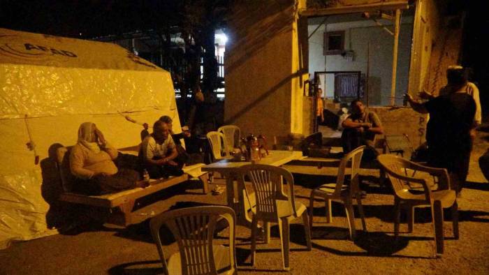 Kozanlılar Geceyi Çadırda Geçiriyor