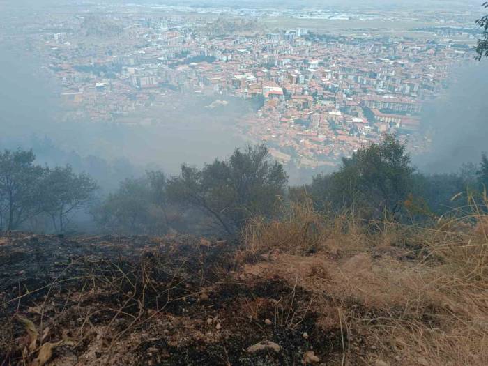 Afyonkarahisar’da Çıkan Orman Yangını 1,5 Saatin Sonunda Söndürüldü