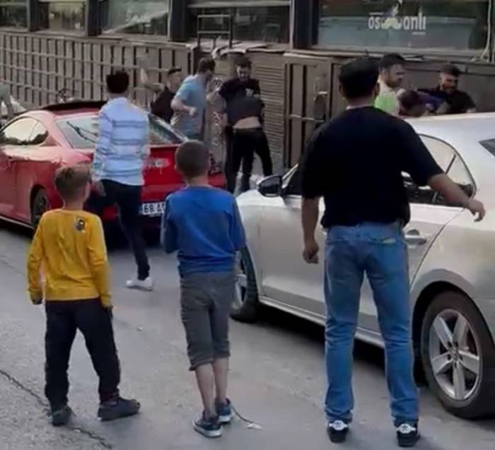 Aksaray’da Taşlı Yumruklu Kavga Kameraya Yansıdı