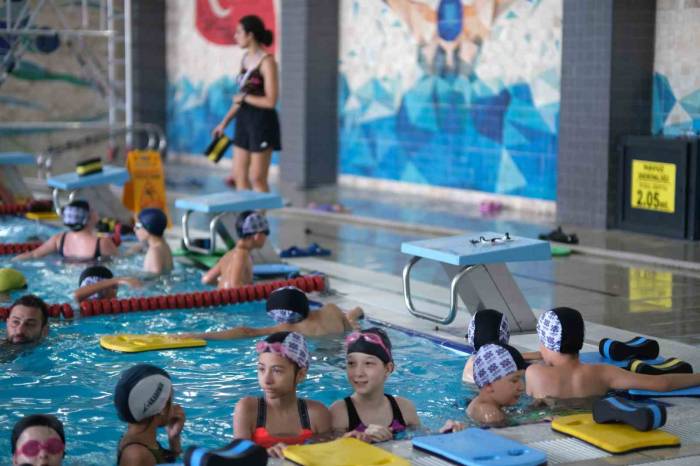 Altıeylül’de Çocuklardan Yüzme Havuzlarına Yoğun İlgi