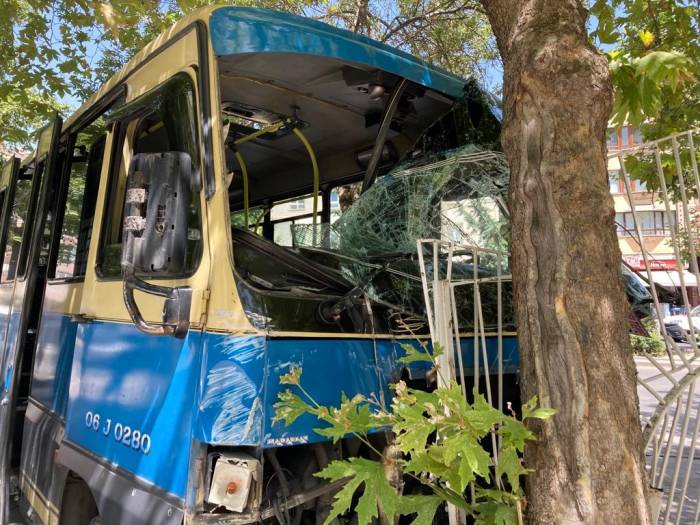 Ankara’da Freni Boşalan Minibüs Sitenin Demir Parmaklıklarına Çarptı: 6 Yaralı
