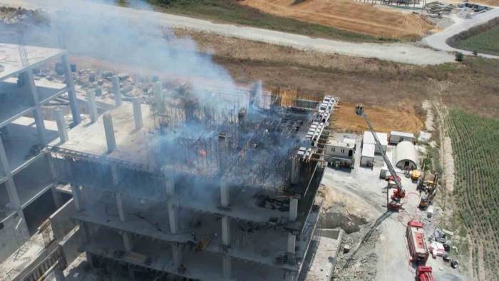 Arnavutköy’de Fabrika İnşaatında Yangın Çıktı: Yükselen Dumanlar Bir Çok İlçeden Görüldü