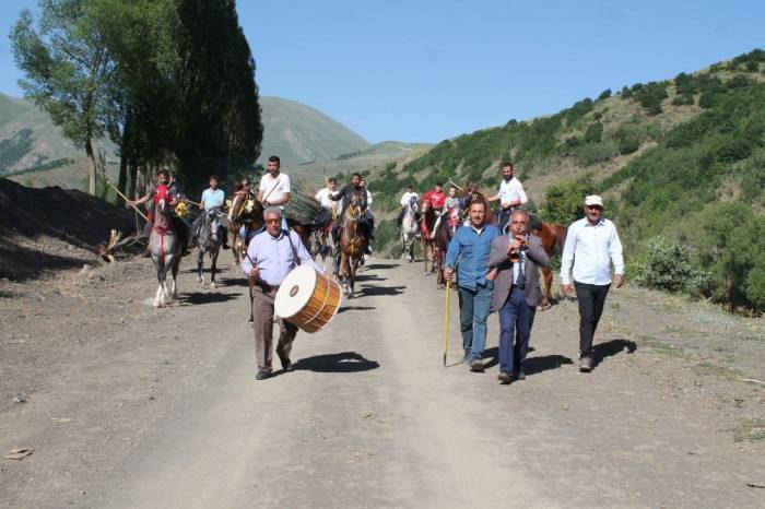 Düğünde Hem Halay Çektiler Hem De At Binip Cirit Oynadılar
