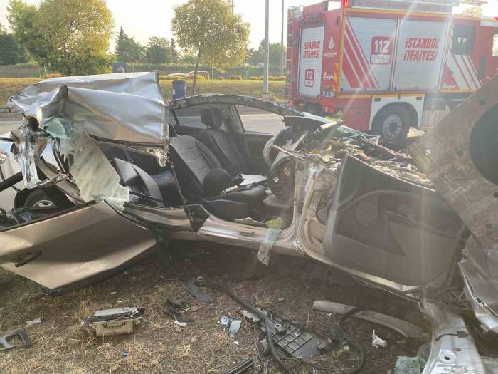 Ataşehir’de Direğe Çarpan Otomobil Hurdaya Döndü: 1 Yaralı