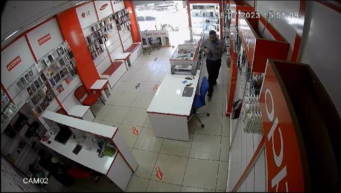 Dükkan Sahibi Namazdayken Hırsız 55 Bin Lira Değerindeki 3 Telefonu Çaldı