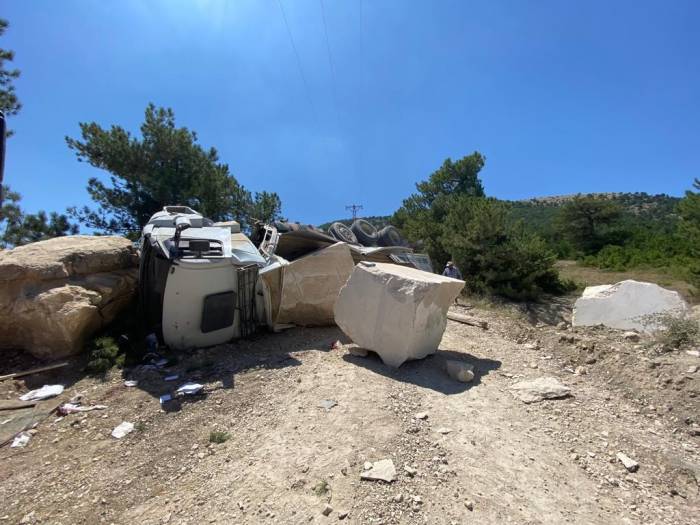 Bilecik’te Mermer Blok Yüklü Kamyon Devrildi, Sürücü Ağır Yaralandı