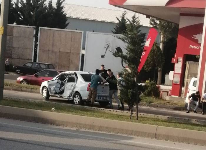 Servis Otobüsü İle Otomobil Çarpıştı, 1 Kişi Yaralandı: Kaza Anı Kamerada