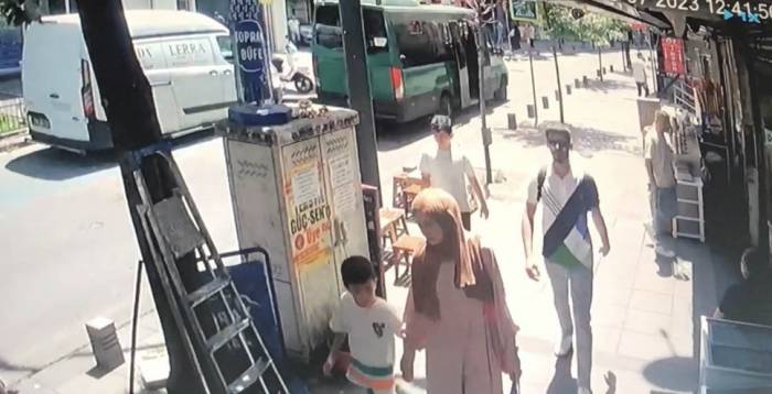 İstanbul’da Akıl Almaz Olay Kamerada: Binadan Başlarına Taş Yağdı