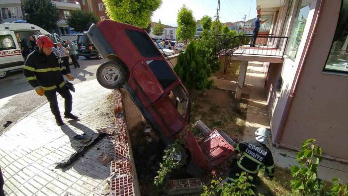 Hafif Ticari Araç İle Çarpışan Otomobil Bahçeye Uçtu: 1 Yaralı