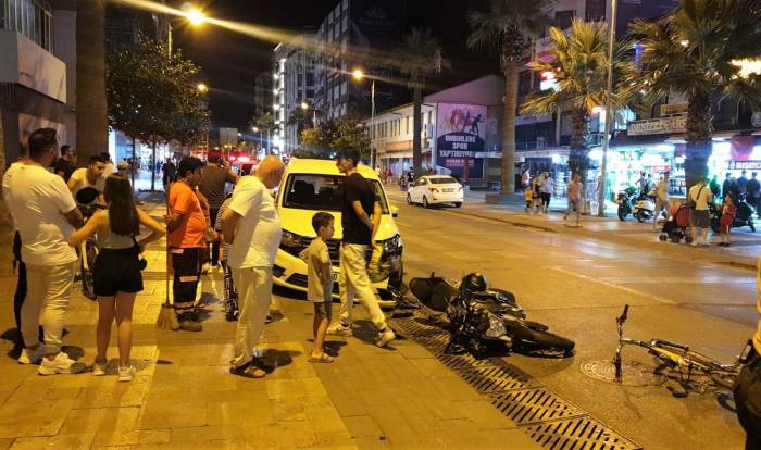 Bisiklete Çarpmamak İçin Manevra Yapan Motosiklet Polis Aracına Çarptı: 3 Yaralı