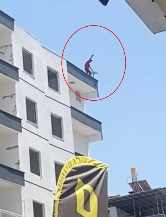 Ağır Hasarlı Binaya Çıkan Vatandaş Çanak İçin Canını Hiçe Saydı