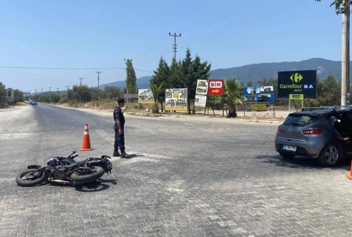 Edremit’te Motosiklet Otomobile Çarptı: 2 Yaralı