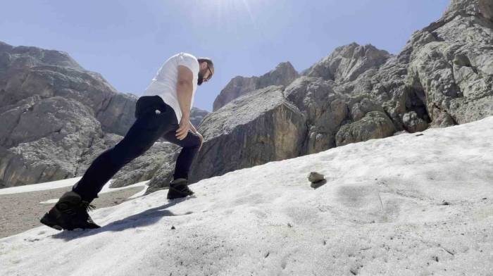 Temmuz Ayında Karlı Yamaçları Tırmandılar, Buz Gibi Suya Girerek Serinlediler