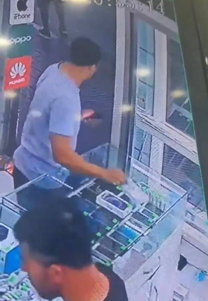 Fatih’te İncelediği Telefonu Alıp Kaçan Şüpheli Kamerada
