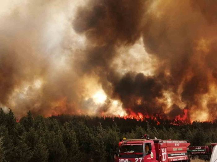 İzmir’de İki İlçede Alevlerle Mücadele Sürüyor