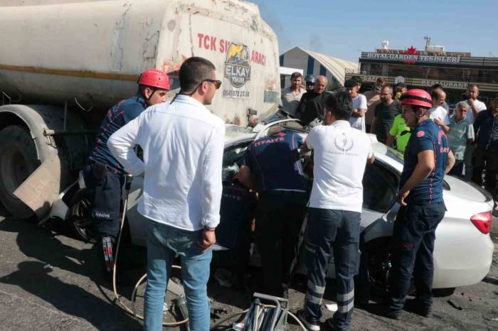 Otomobil Su Tankerine Çarptı, Sıkışan Sürücü Güçlükle Çıkarıldı