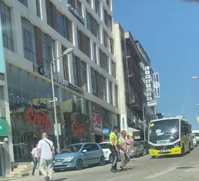 Görme Engelli Vatandaşın Yardımına Polis Yetişti