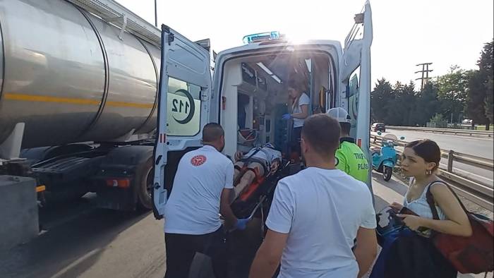Otomobile Çarpmamak İçin Manevra Yapınca Yola Savruldu: 2 Yaralı