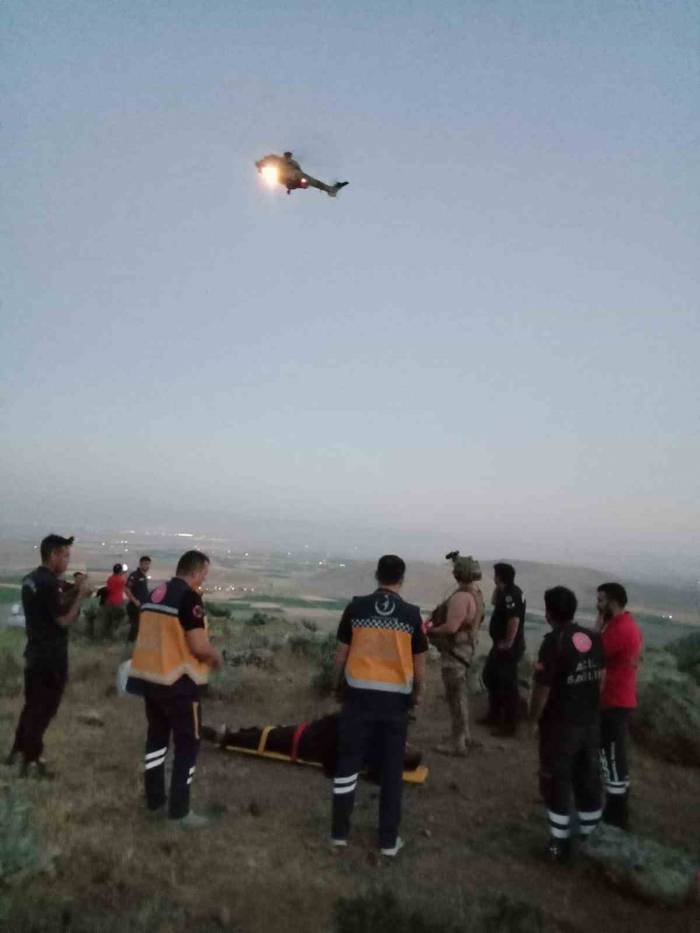 Gezmeye Çıktığı Dağda Mahsur Kalan Kişi Askeri Helikopterle Kurtarıldı