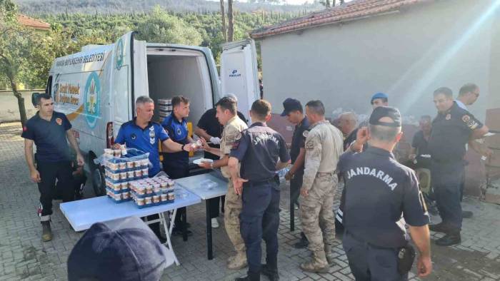 Manisa Büyükşehir Ve Maski Yangın Bölgesinde Vatandaşların Yanında