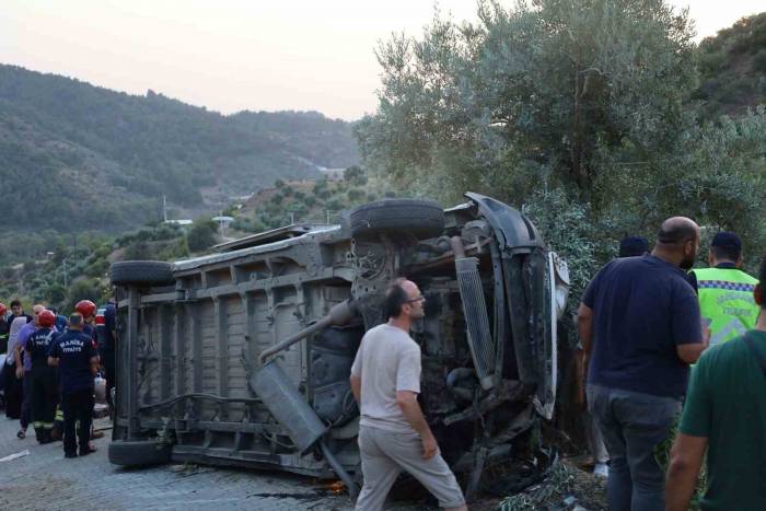Öğrencileri Taşıyan Minibüs Şarampole Devrildi: 20 Yaralı