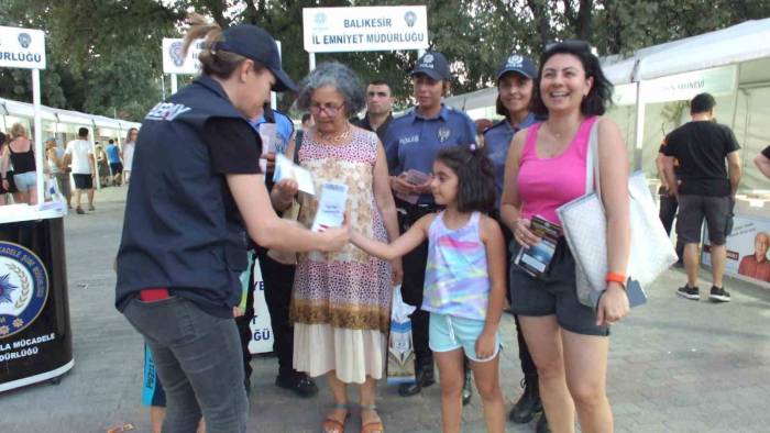Burhaniye’de Polis, Kalabalığı Fırsata Çevirdi